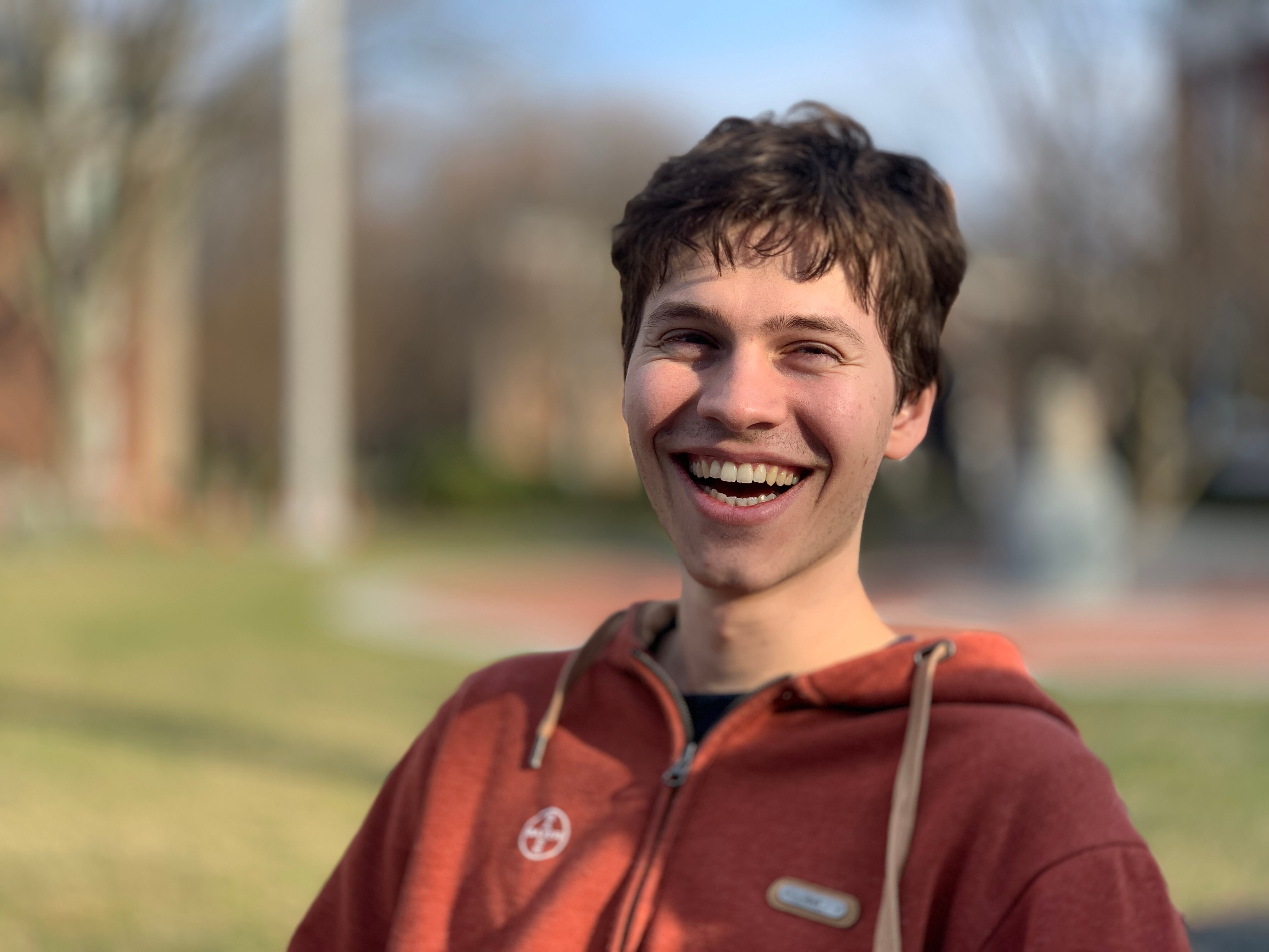 El joven, quien en 2017 se viralizó por una charla TED titulada ‘Zombis en la escuela’, ha llevado durante los últimos años su invitación a repensar el aprendizaje en diferentes escenarios académicos de Latinoamérica.