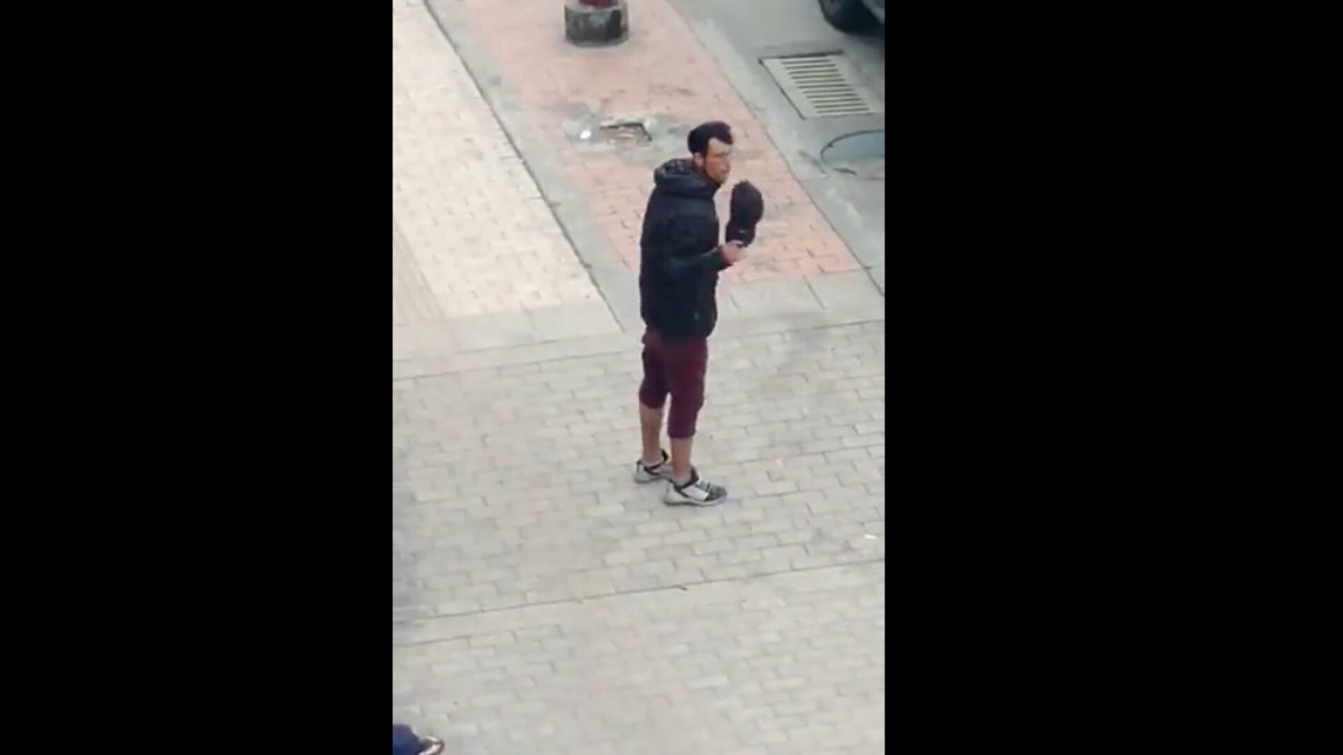 El ladrón manoteando por no haber logrado con éxito el robo.