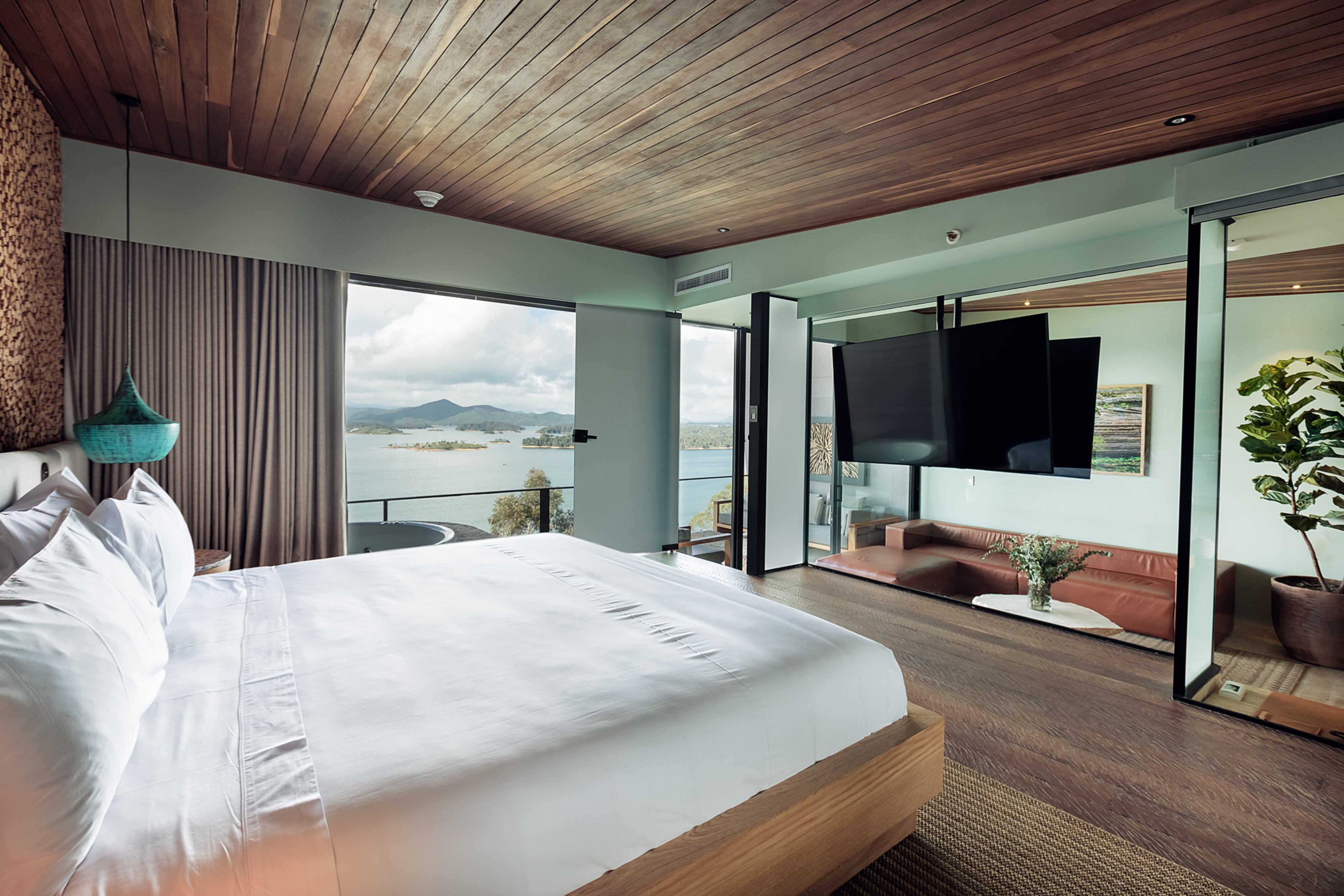 Todas las habitaciones de The Brown tienen vista al embalse.