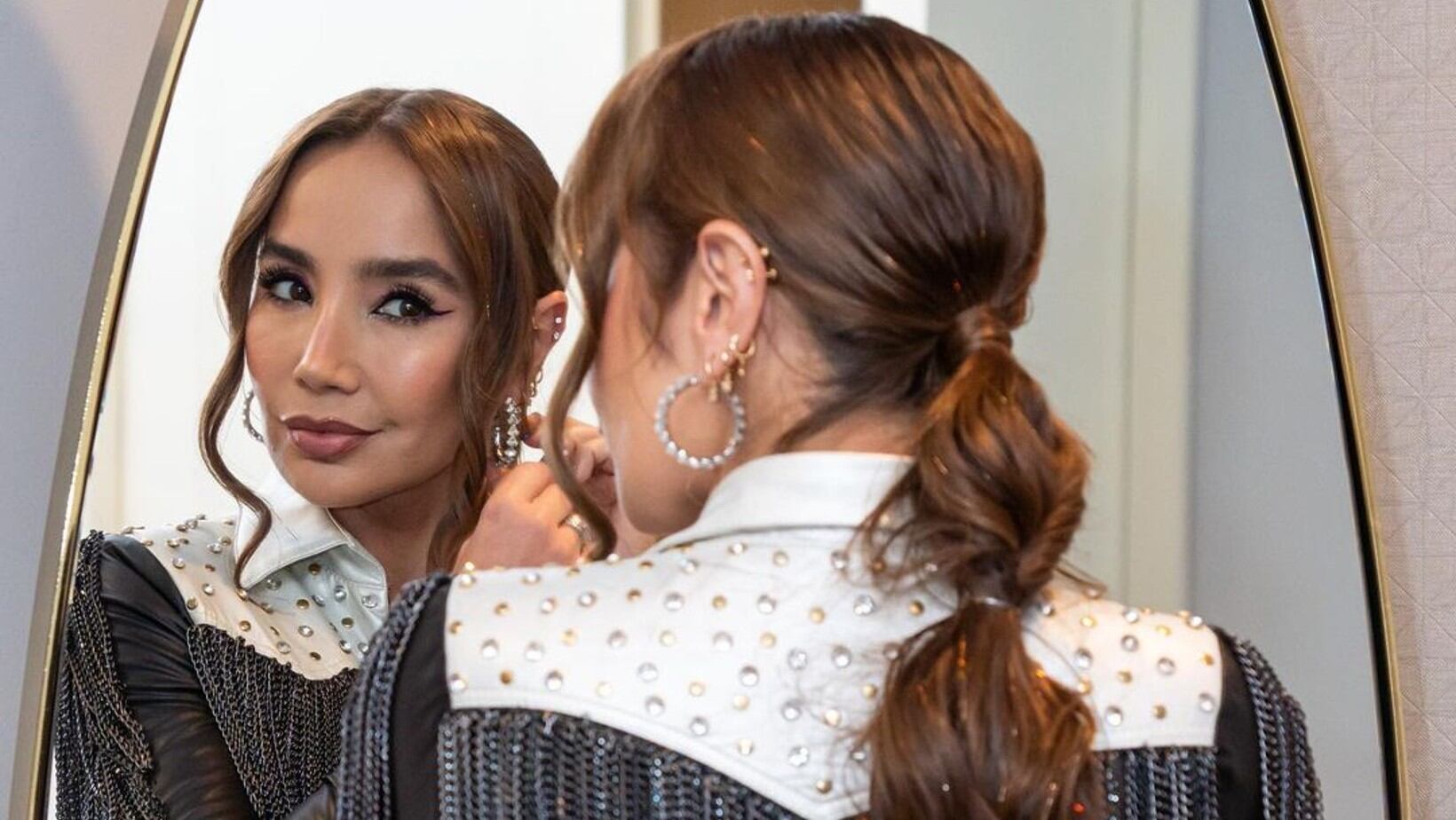 Con atrevida pinta, Paola Jara mostró muy bien sus atributos