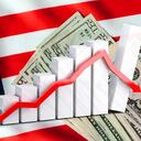 Gráfico económico: flecha hacia abajo, bandera de EE.UU. y billetes de dólares en efectivo (dinero, negocios, finanzas, crisis, éxito, devaluación, inflación)