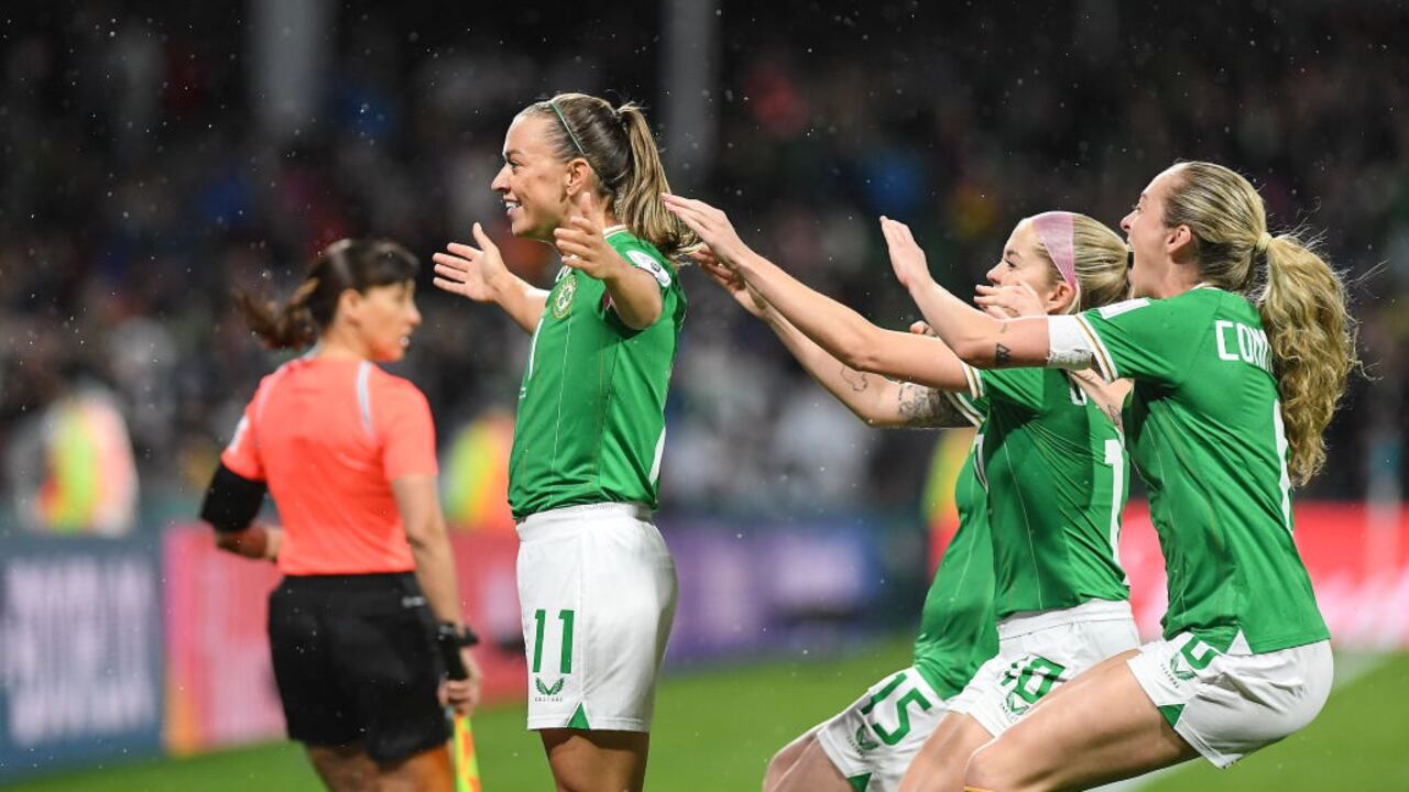 Katie McCabe celebrando su gol olímpico a Canadá en el Mundial Femenino 2023.
