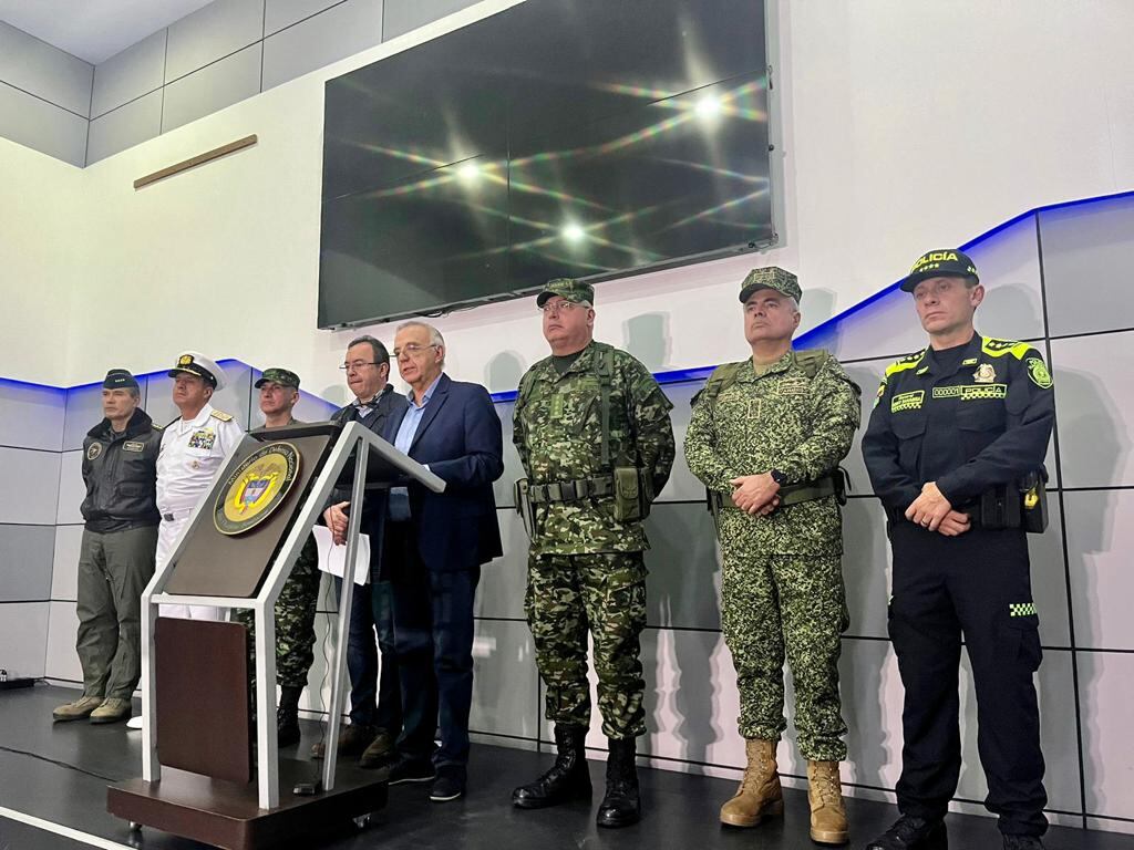 Los ministros de Defensa, Iván Velásquez, y del Interior, Alfonso Prada, estuvieron junto con la cúpula militar para confirmar que se suspende el cese al fuego bilateral con el Clan del Golfo.