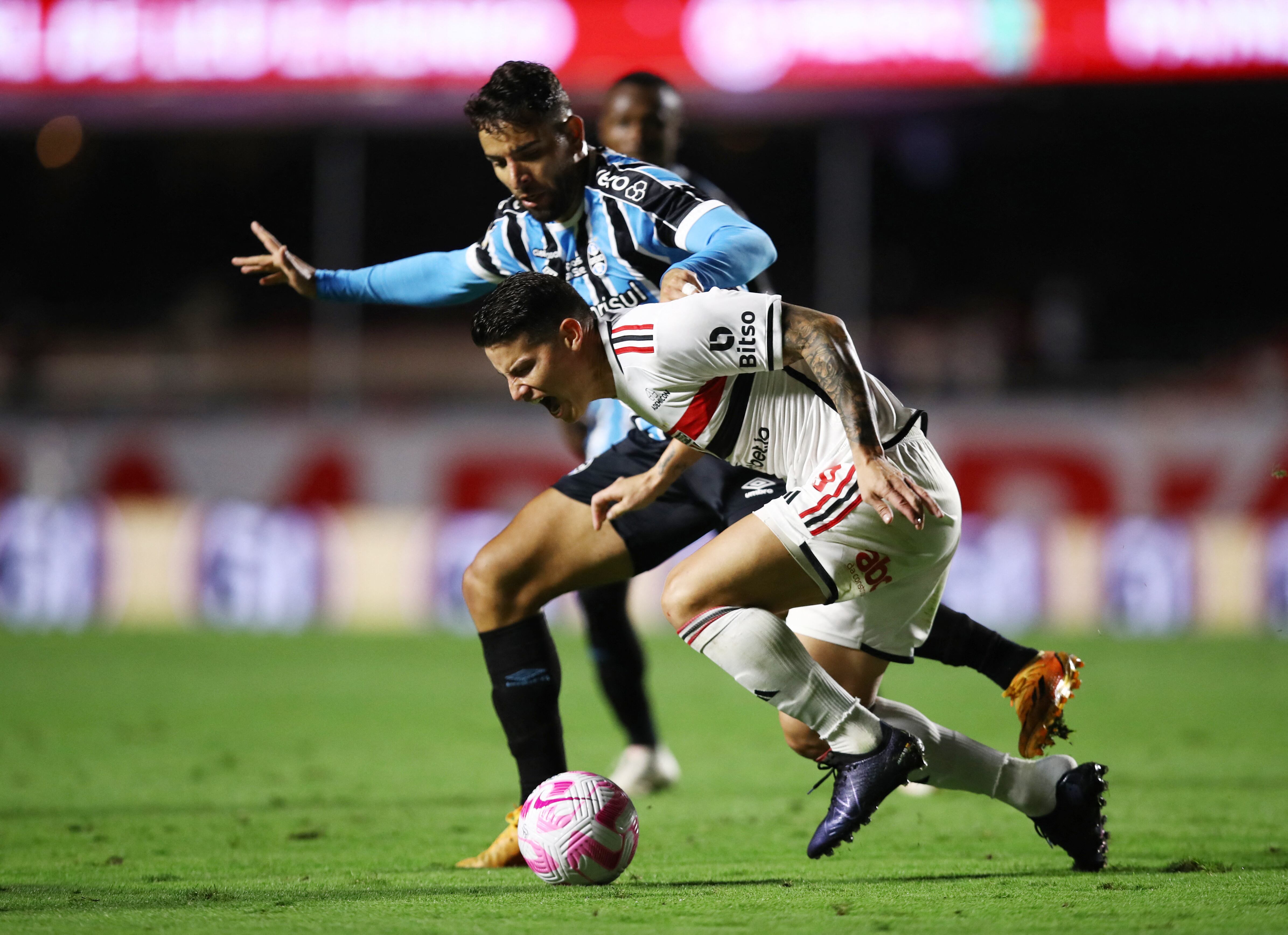 Soccer Football - Brasileiro Championship - Sao Paulo v Gremio - Estadio Morumbi, Sao Paulo, Brazil - October 21, 2023 Sao Paulo's James Rodriguez in action with Gremio's Pepe REUTERS/Carla Carniel