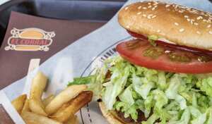 Hamburguesas El Corral está buscando trabajadores que solo tengan el bachillerato