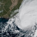Esta imagen satelital GeoColor del GOES-19, proporcionada por la Administración Nacional Oceánica y Atmosférica (NOAA) y tomada a la 1:06 p. m. (hora del este) del viernes 9 de octubre de 2026, muestra al huracán Isaias acercándose a la costa del Golfo de Alabama y Florida. (NOAA vía AP)