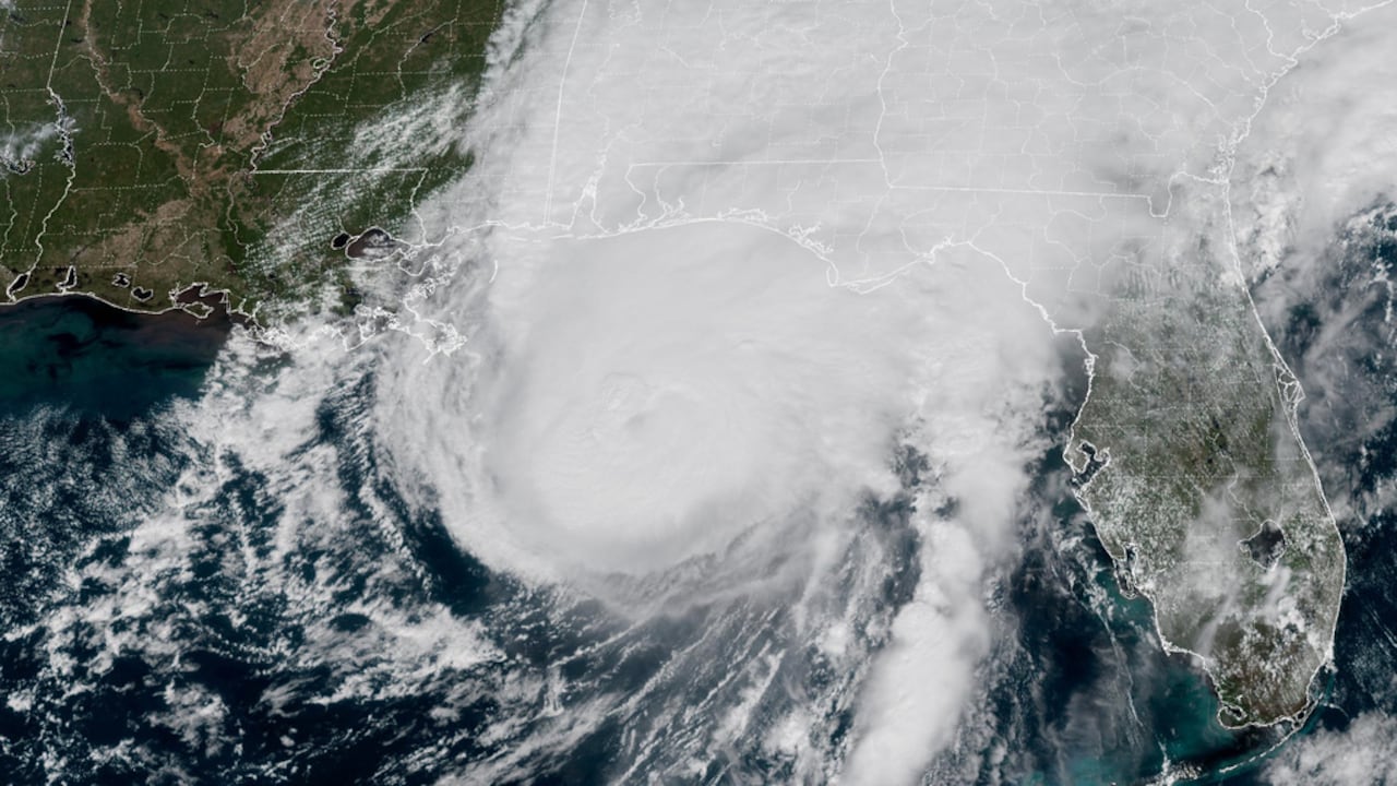 Esta imagen satelital GeoColor del Goes-19, proporcionada por la Administración Nacional Oceánica y Atmosférica (Noaa) y tomada a la 1:06 p. m. (hora del este) del 9 de octubre de 2026, muestra al huracán Isaias acercándose a la costa del golfo de Alabama y Florida.