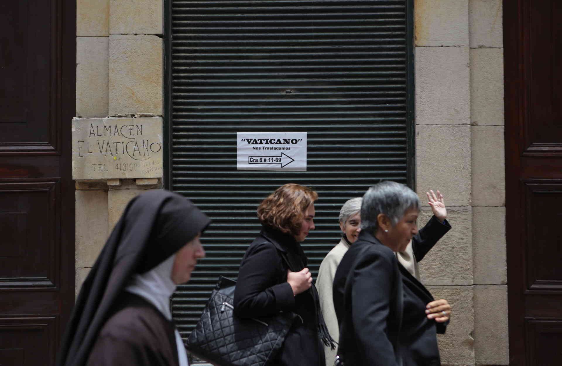 Un grupo de señoras y una monja saliendo de la Plaza de Bolívar luego de ver al papa Francisco. Foto Juan Carlos Sierra// SEMANA. 