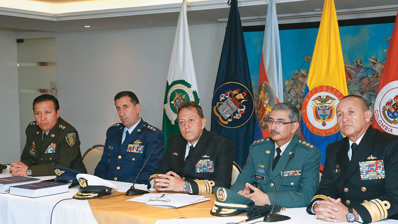 El vicealmirante César Augusto Narváez (al centro), inspector general de las Fuerzas Militares y los inspectores de la Policía, Fuerza Aérea y Armada, conformaron el comité de alto nivel que el pasado viernes presentó el informe sobre Andrómeda y el caso ‘hacker’.