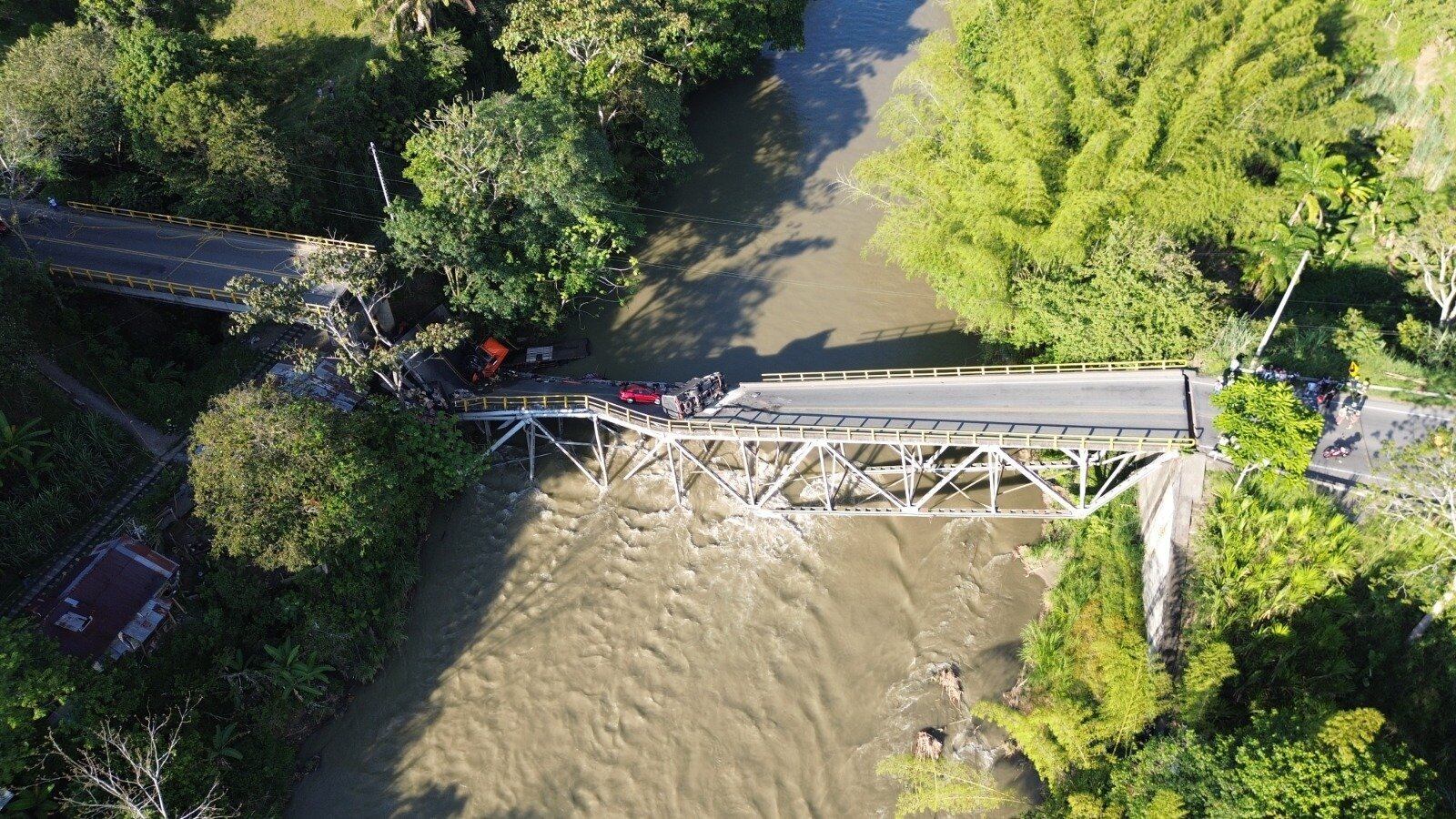 Puente El Alambrado, entre el Valle y Quindío, se desplomó este miércoles.