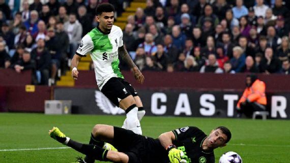 Dibu Martínez comete autogol.