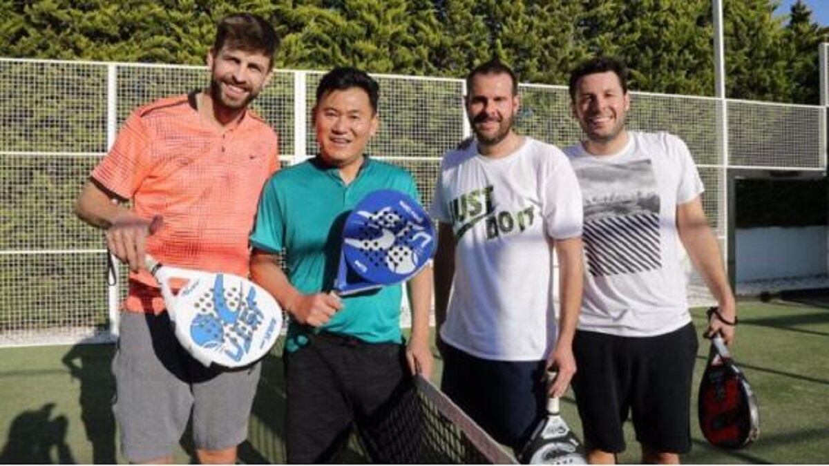 Piqué con sus amigos y Joan Mas