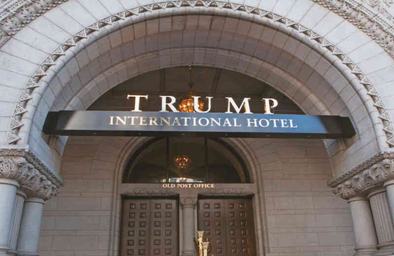 2 Los negocios. Trump tiene abiertos procesos por malversación de fondos, por haber usado para su propio beneficio dineros recaudados para obras de beneficencia y por haber estafado a los socios de sus empresas y a los estudiantes de sus universidades. Y aunque el magnate no ha publicado sus declaraciones de renta (rompiendo así una tradición que los candidatos de ambos partidos han seguido durante 50 años), una investigación periodística de The New York Times demostró que recurrió a maniobras ilegales para no pagar impuestos durante 15 años.