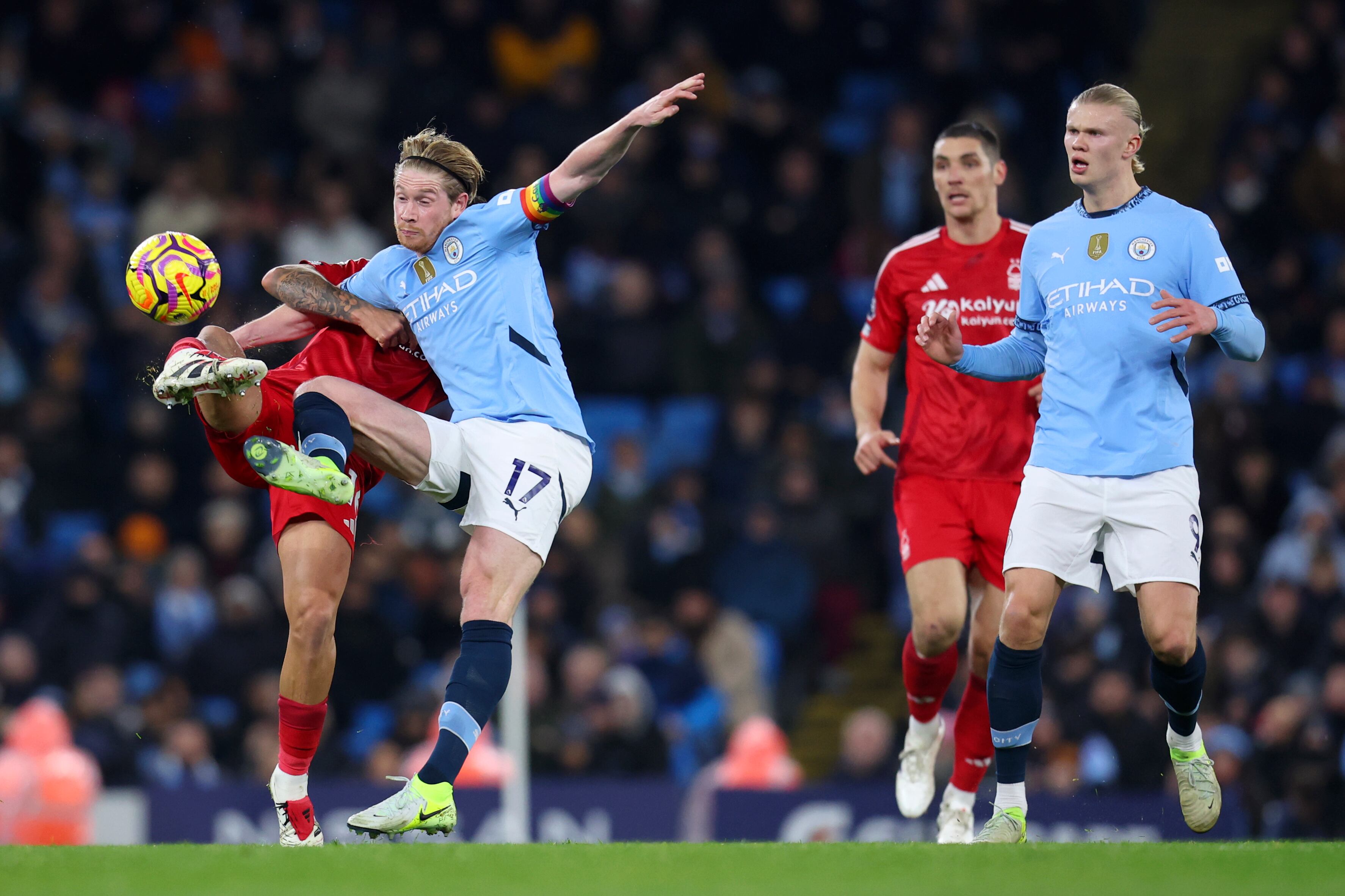 Kevin De Bruyne del Manchester City desafía durante el partido de la Premier League entre el Manchester City FC y el Nottingham Forest FC en el Etihad Stadium el 4 de diciembre de 2024 en Manchester, Inglaterra.