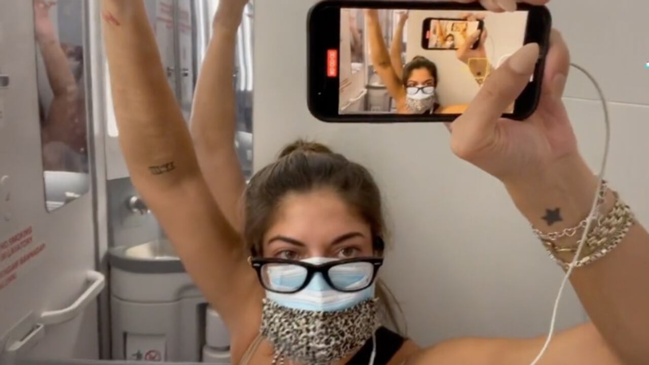 Marisa Fotieo, la mujer que se hizo una prueba rápida en un avión, salió positivo y tuvo que aislarse en el baño.