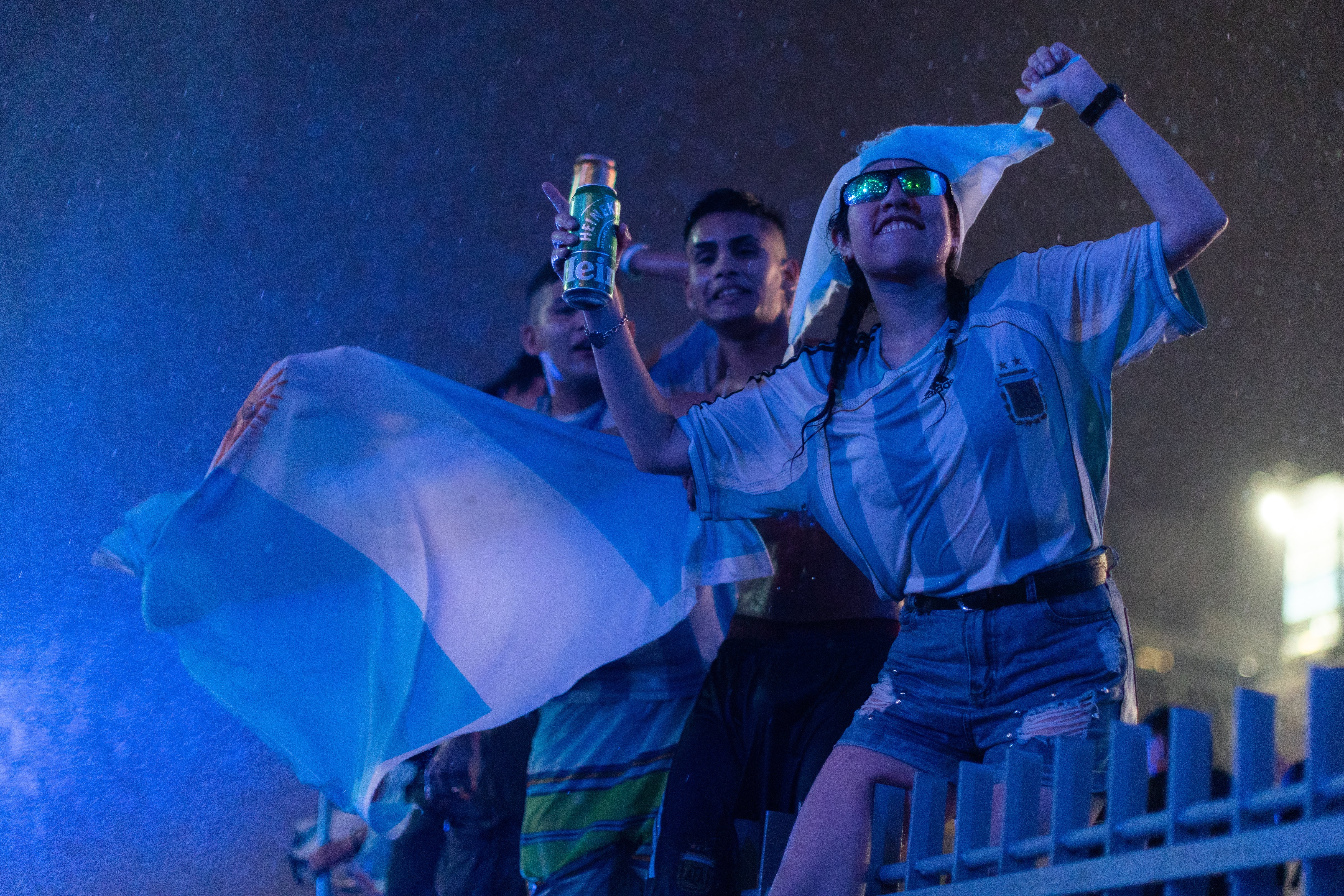 Hinchas argentinos celebrando la victoria de su selección en el Obelisco de Buenos Aires.