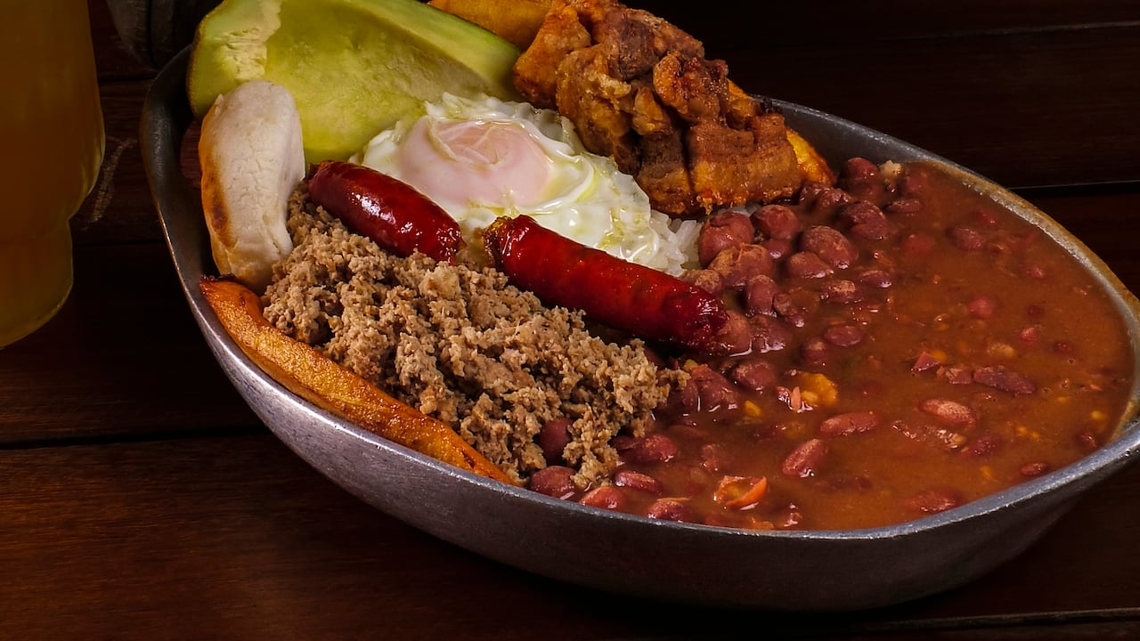 La bandeja paisa es un plato tradicional de Antioquia.