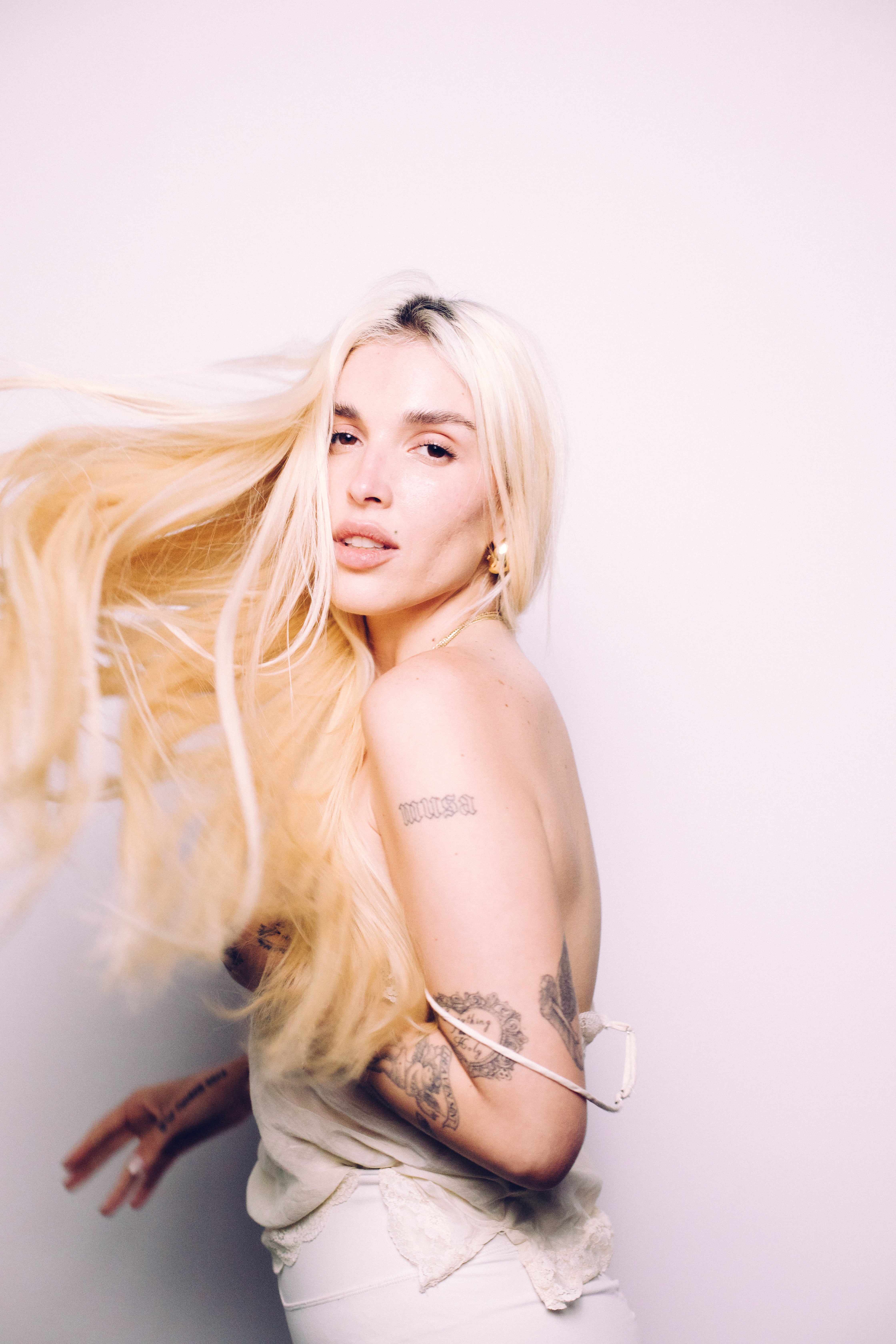 La cantante y compositora venezolana Elena Rose vuelve con ‘No Quiero Que Se Acabe El Bendito Verano’.