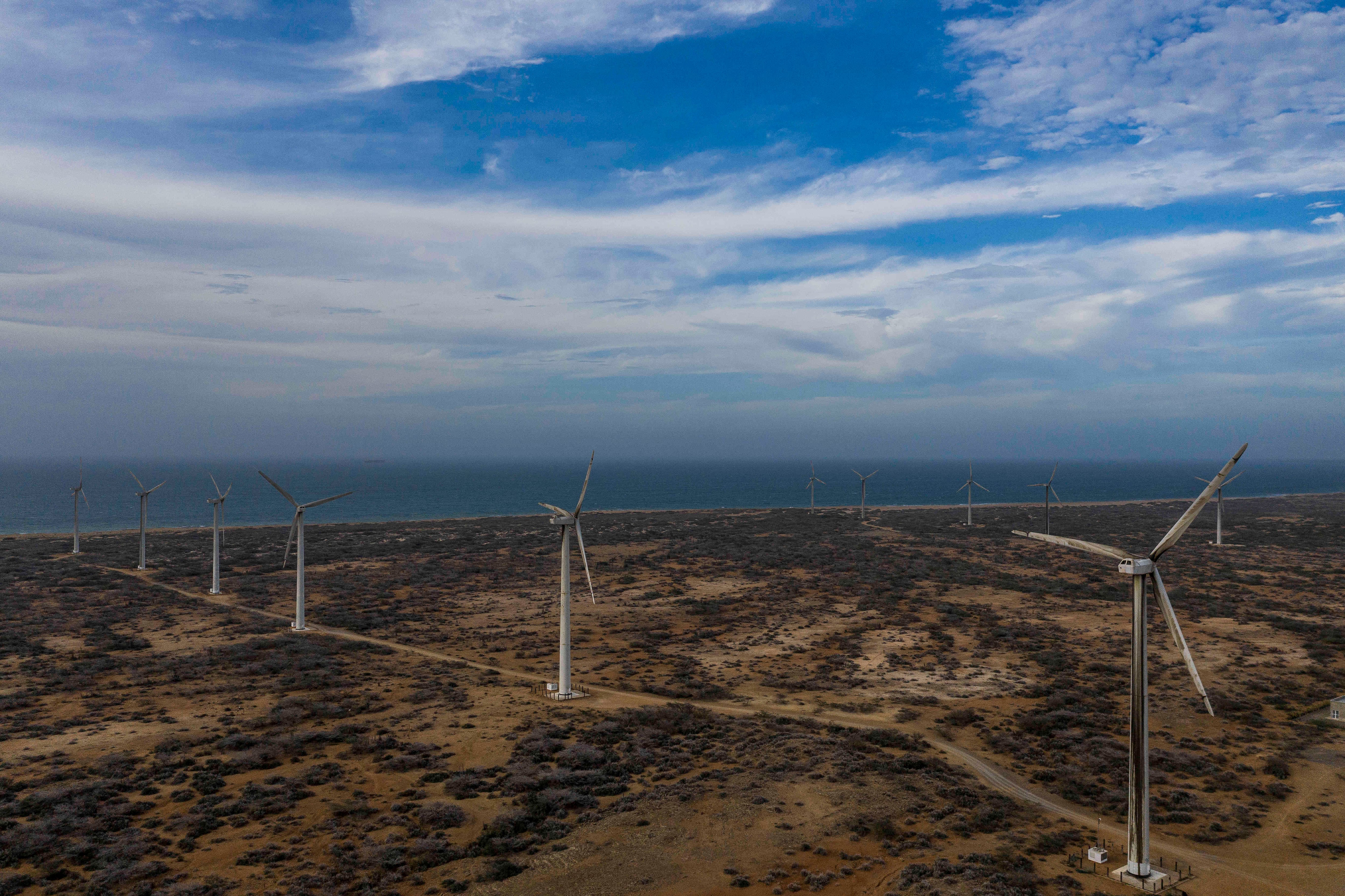 Los vientos en algunas zonas de La Guajira corren en promedio a 10 metros por segundo y, gracias a esa velocidad, pueden llegar a producir 18 GW de electricidad. En la foto, el parque eólico Jepirachi.