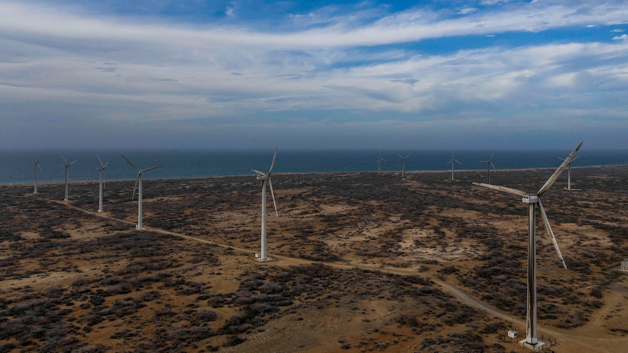 Los vientos en algunas zonas de La Guajira corren en promedio a 10 metros por segundo y, gracias a esa velocidad, pueden llegar a producir 18 GW de electricidad. En la foto, el parque eólico Jepirachi.