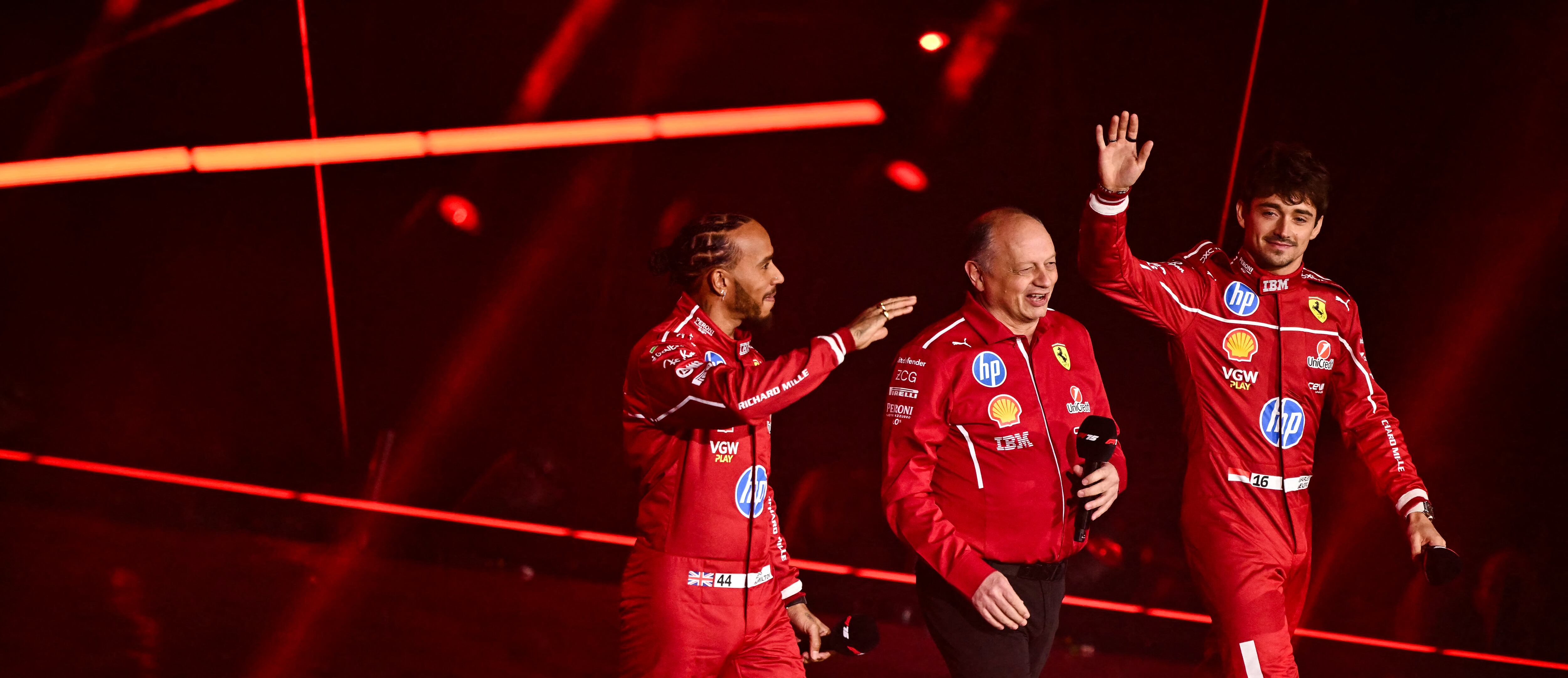 Lewis Hamilton y Charles Leclerc, junto a Frédéric Vasseur, director de la escudería Ferrari.