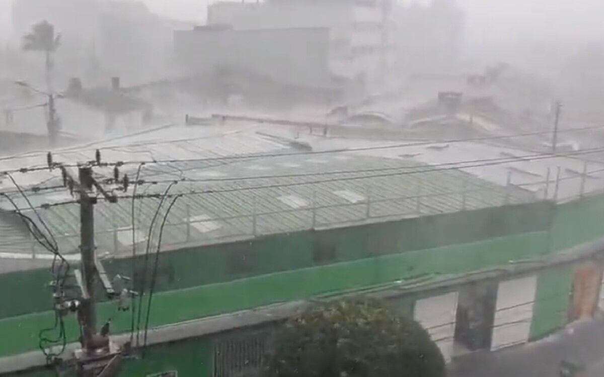 La granizada cayó en horas del mediodía de este miércoles.