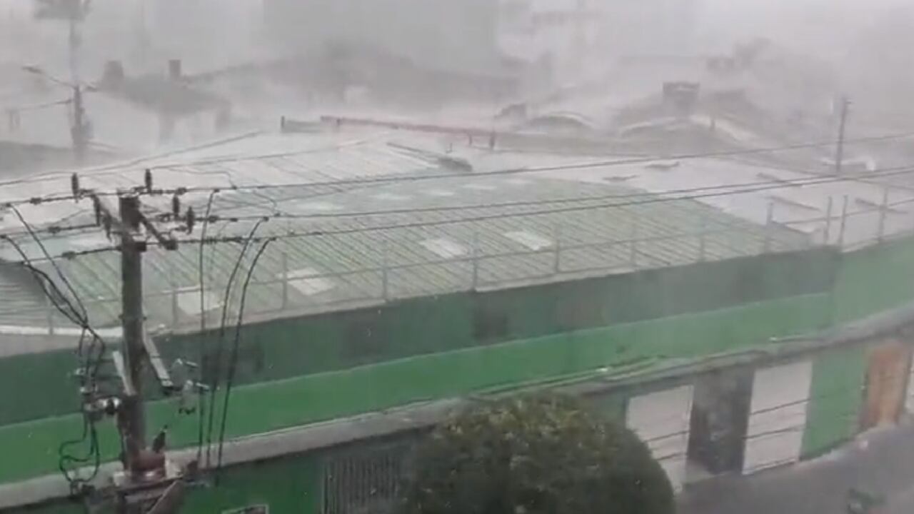 La granizada cayó en horas del mediodía de este miércoles.