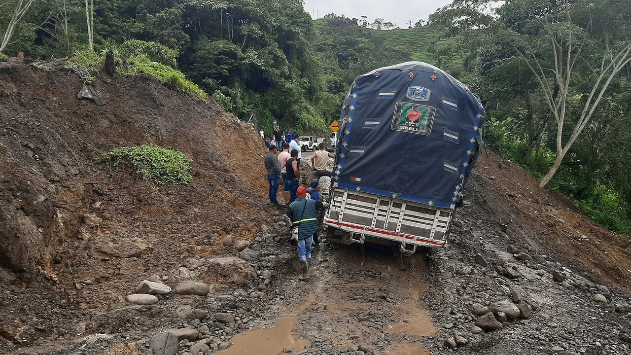 Está bloqueada la vía Landázuri – Vélez.
