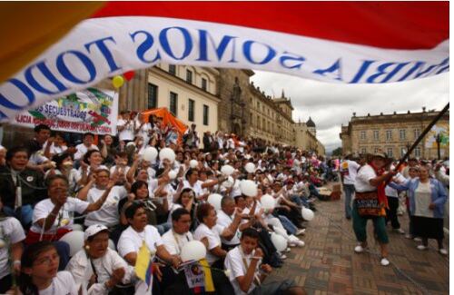 Desde temprano, la Plaza de Bolívar empezó a llenarse de gente. 