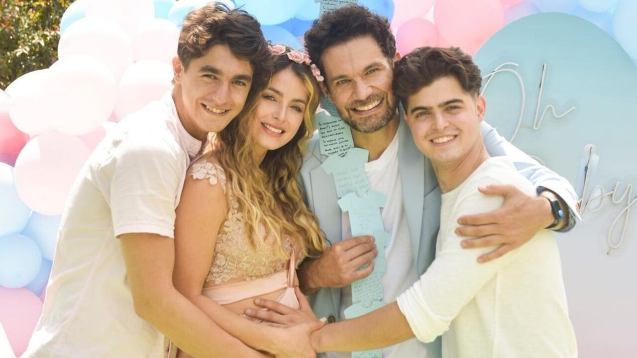 Cristina Hurtado y José Narváez junto a sus dos hijos, Daniel y Juan José