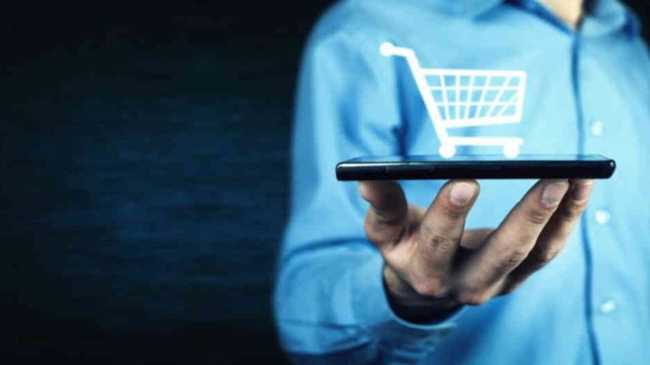 ¿Qué tipo de cosas compras a través del celular? La respuesta puede ser importante para tu economía.