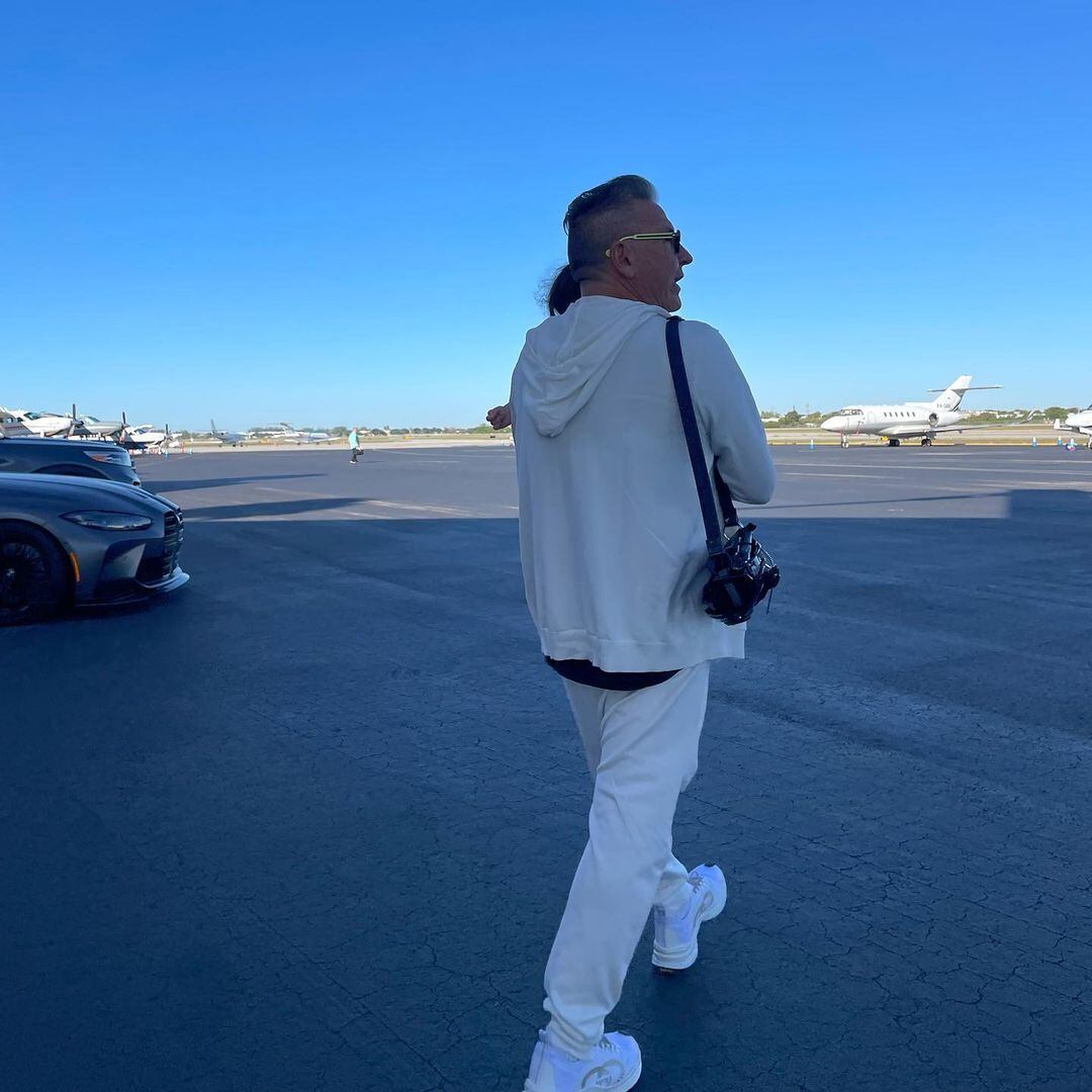 Esta es una de las pocas imágenes que Ricardo tiene con Índigo, a quien aún no le permiten mostrar el rostro. Foto: Instagram @montaner.