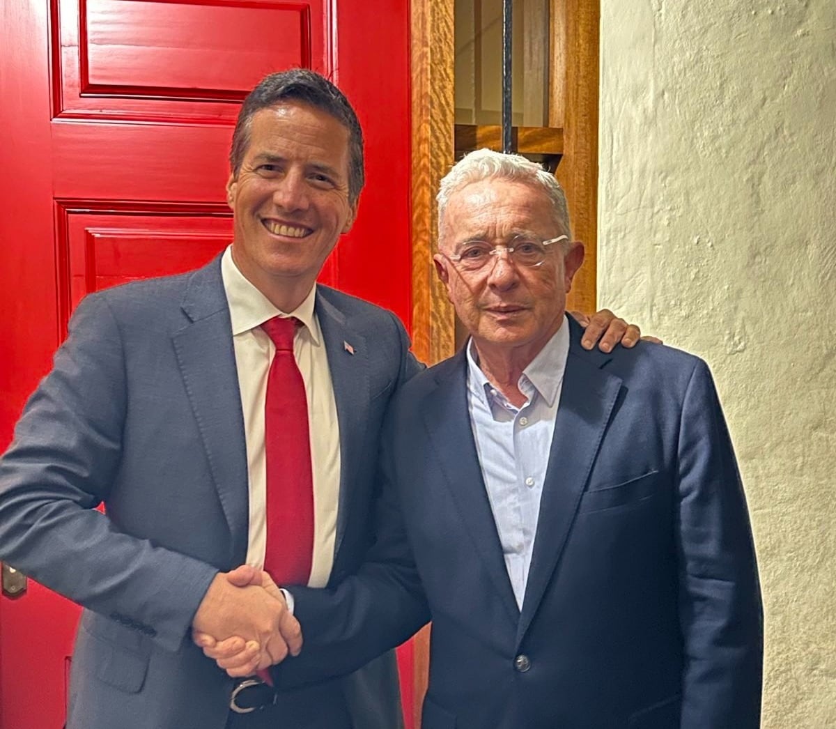 Senador republicano, Bernie Moreno junto al expresidente Álvaro Uribe Vélez.