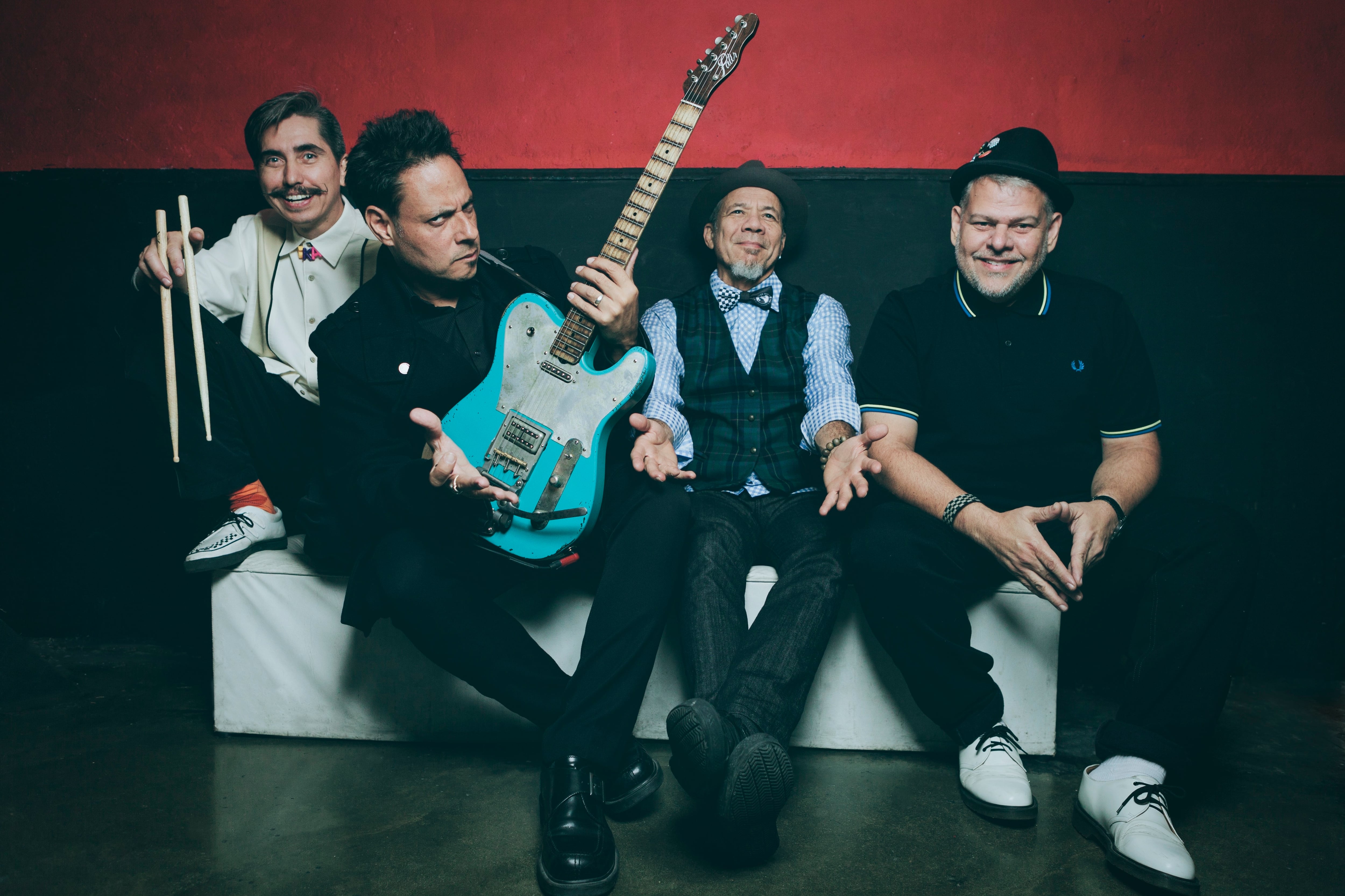 Desorden Público es la unión de los fundadores Horacio Blanco (voz y guitarra), Caplis Chacín (bajo), Danell Sarmiento (batería , voz), Oscar Alcaíno (percusión), y músicos que en vivo suman a la descarga.