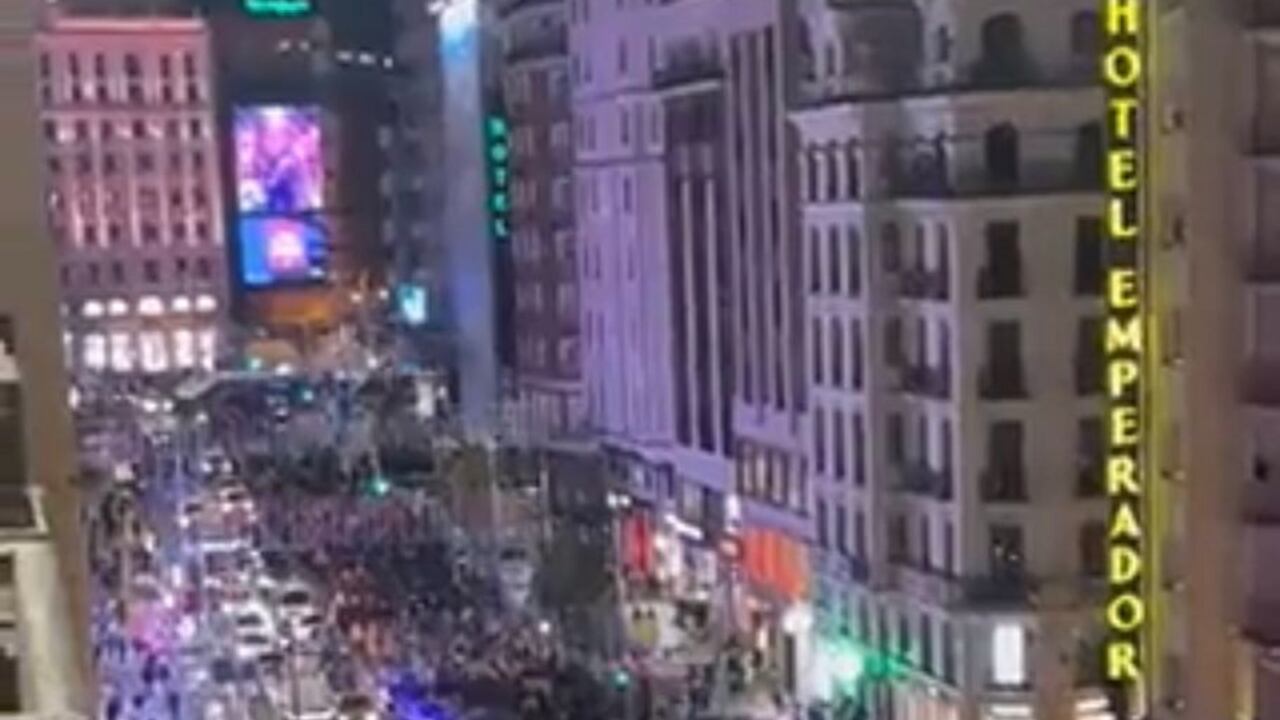 Cientos de manifestantes piden la salida del socialista Pedro Sánchez.