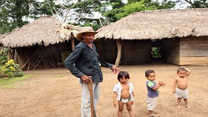 Estanislao López vive en una vereda de Cereté y sostiene a su familia con lo que produce en una hectárea  de tierra de la que no tiene título. Su clamor es que arreglen la carretera para sacar las  frutas que produce.