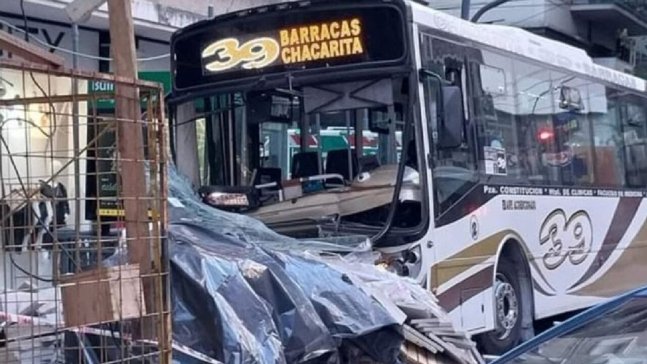 Aparatoso accidente de bus en Argentina dejó 14 personas heridas. El conductor estaba drogado.