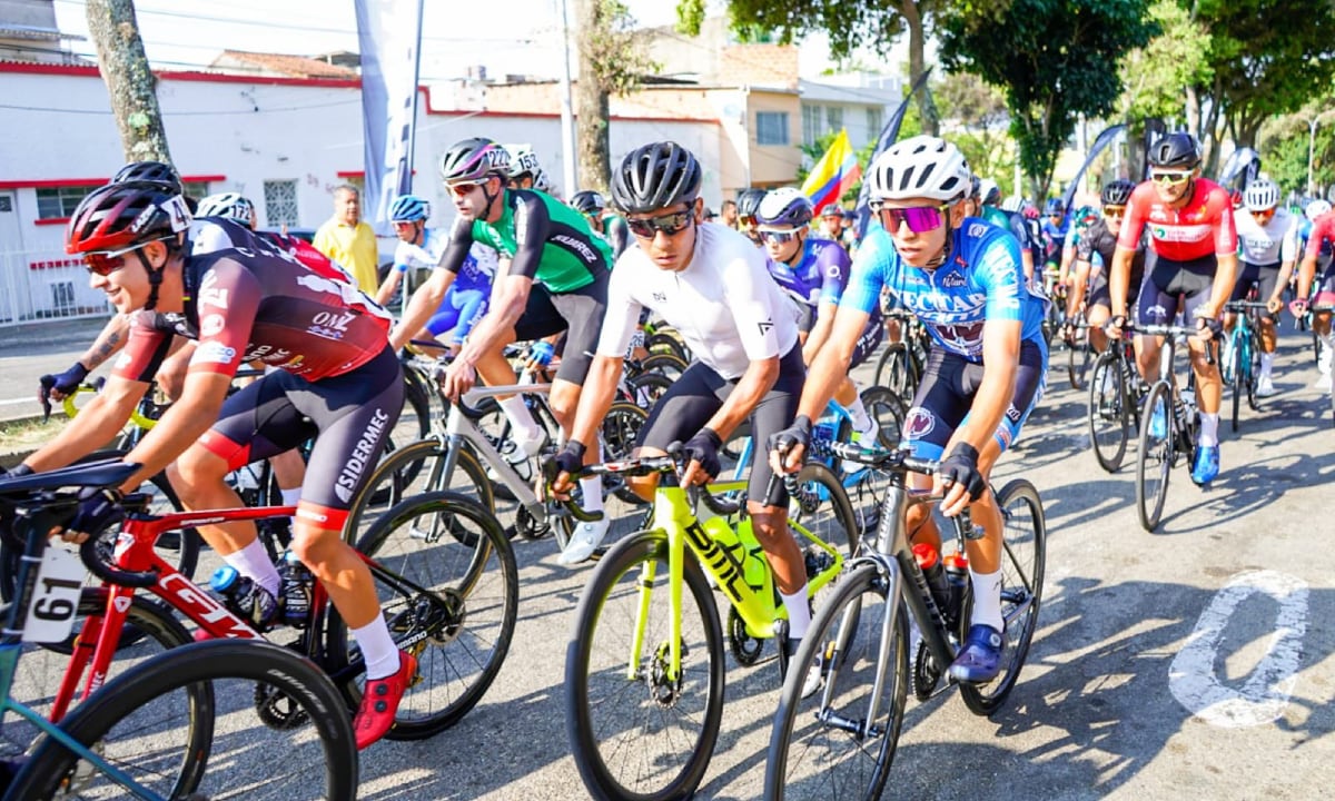 Nairo Quintana en la salida de los Nacionales de Ruta 2023. Foto: Twitter Alcaldía de Bucaramanga (@AlcaldiaBGA).