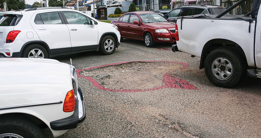 Caos en Bogotá a causa de los huecos.