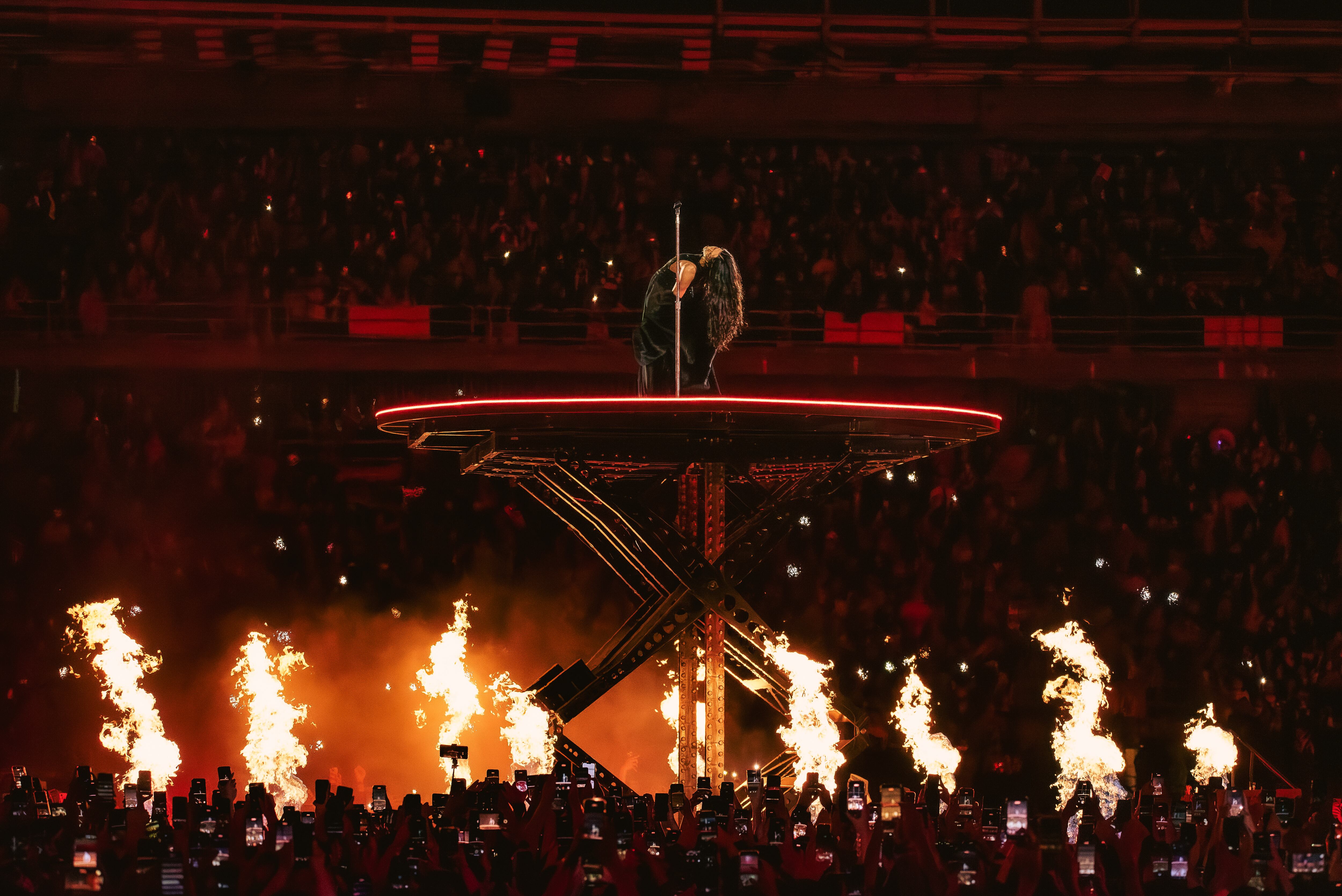 Dua Lipa en concierto en el Estadio El Campín de Bogotá, la noche del 28 de noviembre de 2025.