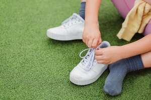 El tenis blanco es un elemento clave en muchos armarios, pero el éxito del look depende de la elección del color de la ropa que los acompañe. Investigar qué opciones de colores destacan junto a estos zapatos puede marcar la diferencia en el estilo.