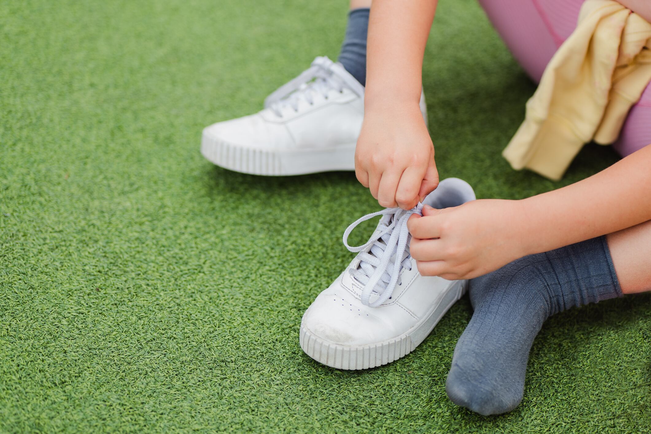 Los tenis blancos, conocidos por su capacidad de adaptarse a múltiples estilos, requieren de una combinación cuidadosa de colores en la ropa para maximizar su impacto. Comprender qué tonalidades complementan mejor estos zapatos puede optimizar cualquier conjunto.