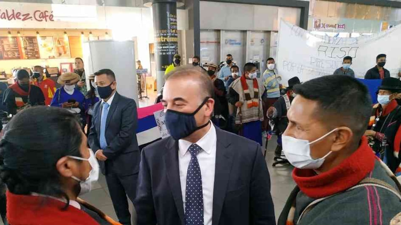 Viceministro de participación e igualdad, Carlos Baena, atiende protesta indígenas en Aeropuerto El Dorado.