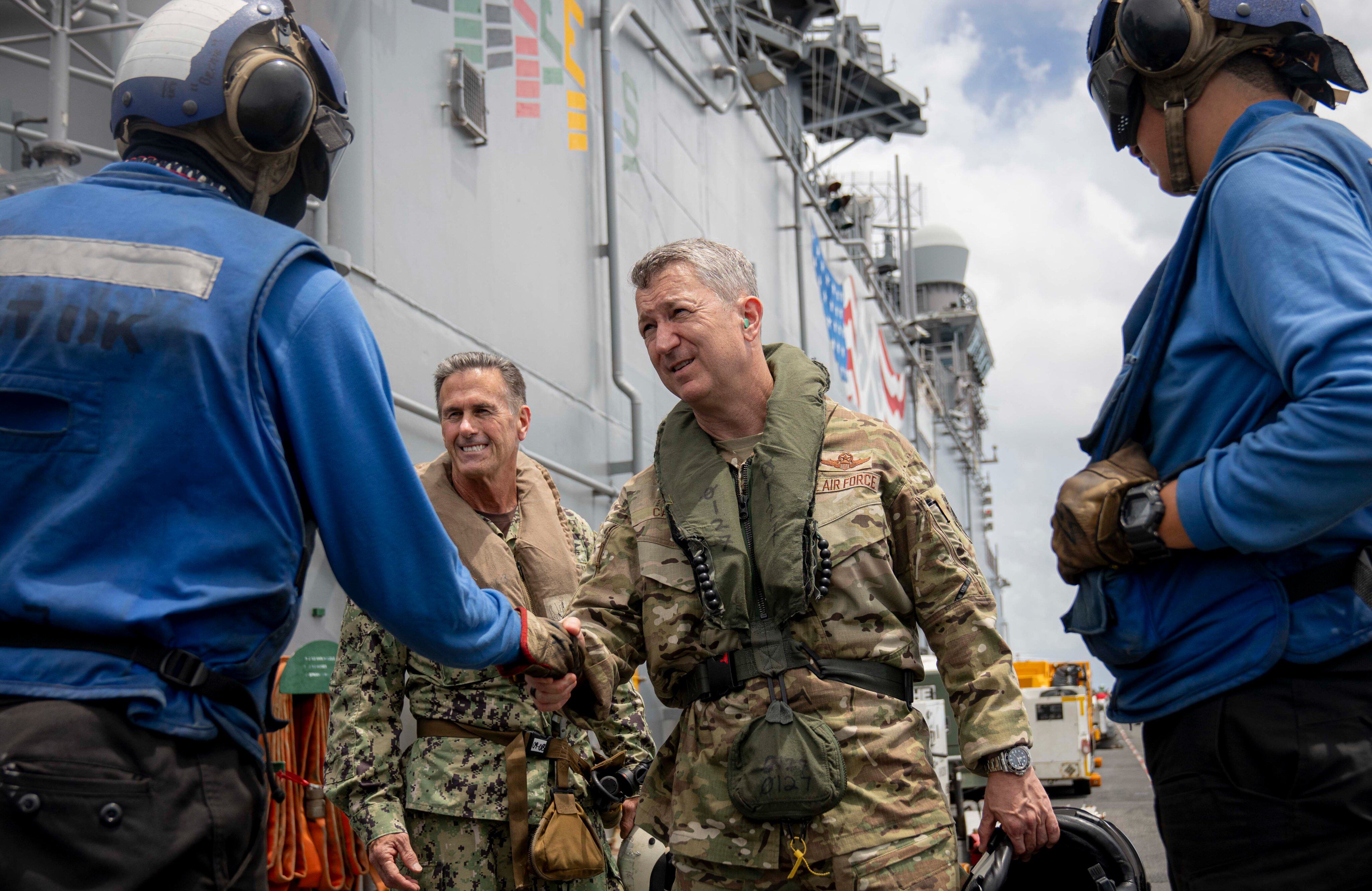 Dan Caine visita a tropas en el Caribe