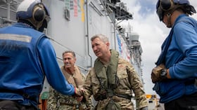 Dan Caine visita a tropas en el Caribe