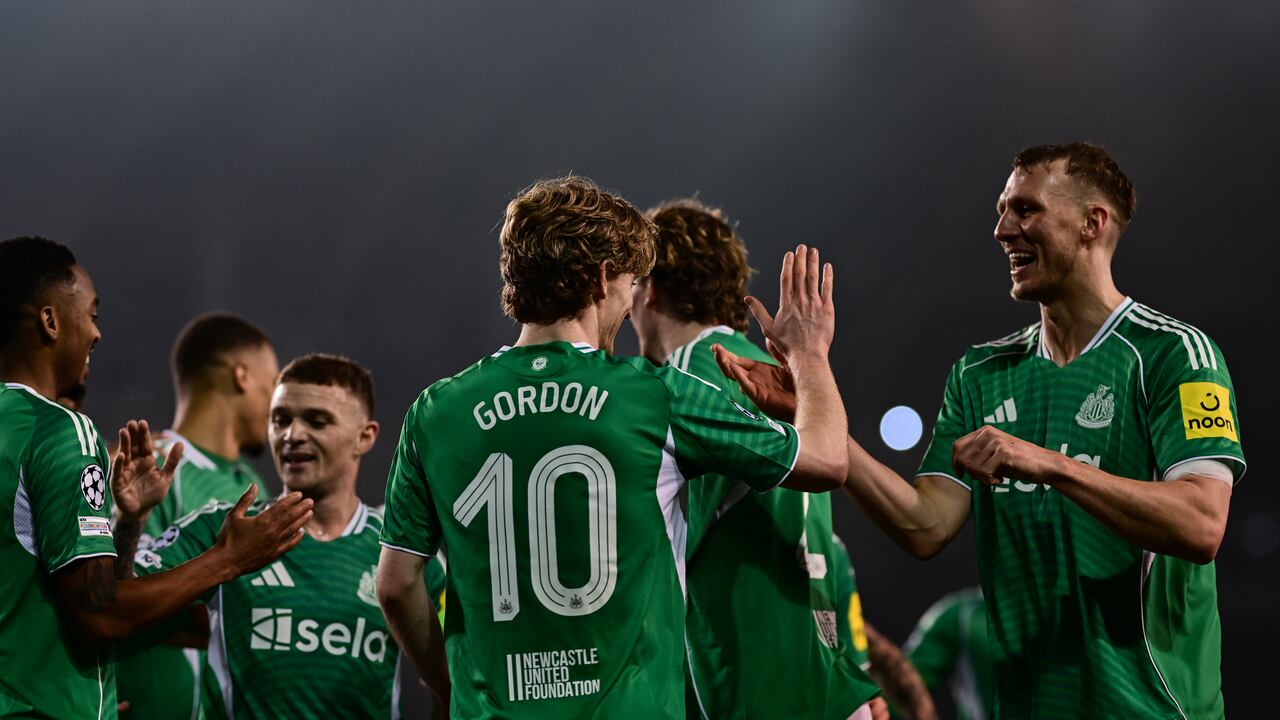 Anthony Gordon celebrando uno de sus cuatro goles contra Qarabag.