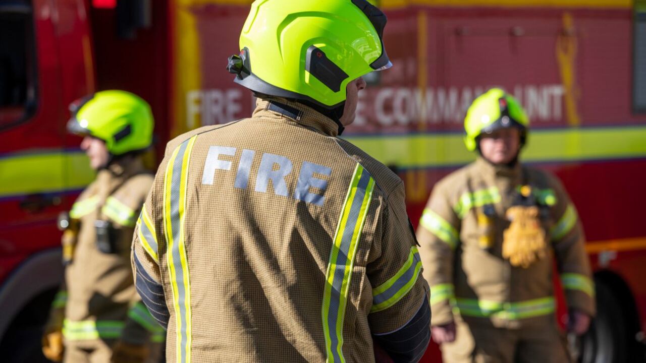 El incendio provenía de un apartamento de cuatro habitaciones en la última planta del edificio, según imágenes compartidas por el Cuerpo de Bomberos de Londres (LFB) en su cuenta de Twitter.