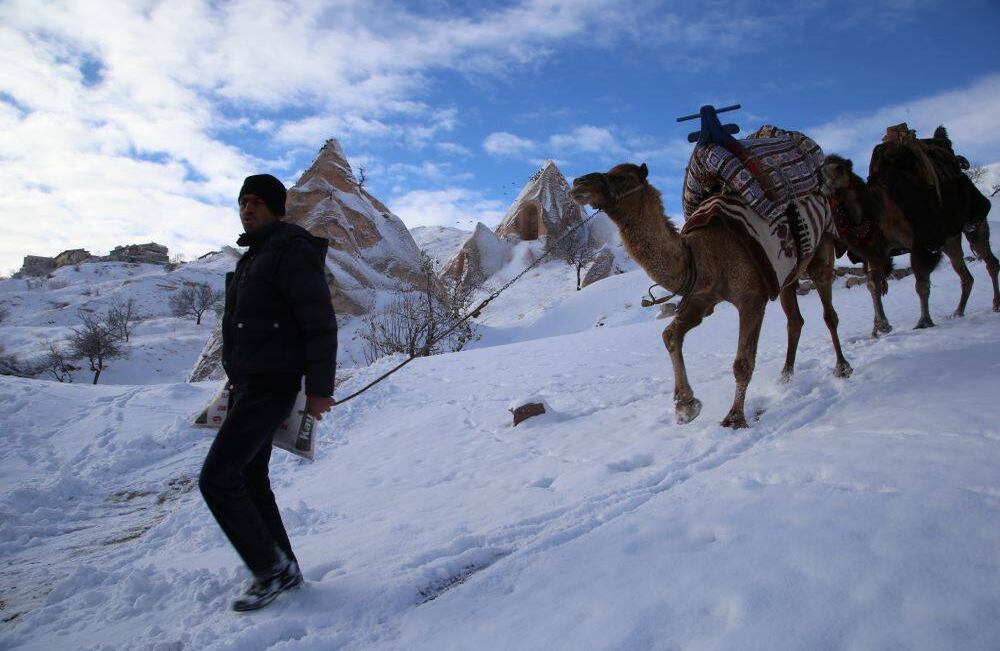 Con el comienzo del invierno y las nevadas en muchas zonas turísticas de Turquía, la región de Kappadocia del estado de Nushire, en el centro del país, se destaca como uno de los destinos turísticos más importantes. La vista de las chimeneas de hadas, o la llamada "Mesa del Diablo", es una sorpresa para los visitantes, turistas y extranjeros. Foto Behçet Alkan/ Agncia Anadolu