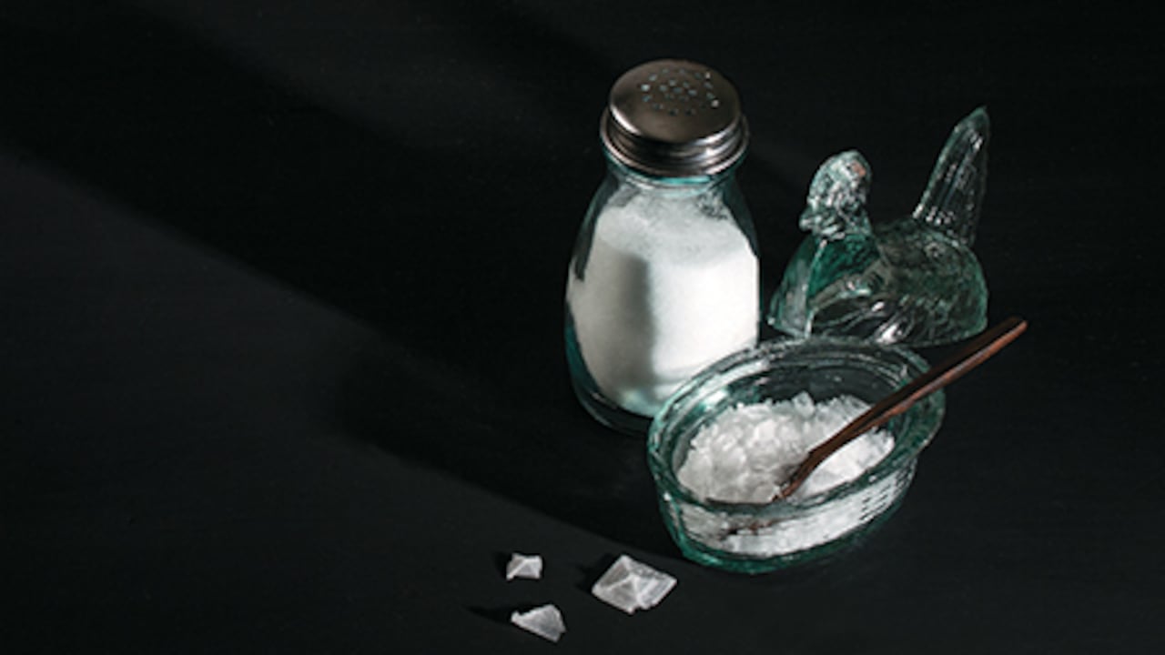 En la Edad Media la sal empezó a ser utilizada no solo
para conservar alimentos,sino también para curtir el cuero, limpiar chimeneas,soldar tuberías, entre muchos otros usos.