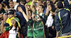 Hinchas de La Equidad Seguros animan a su equipo en un duelo contra el Junior de Barranquilla. Mayo de 2010.